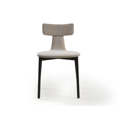 Vista frontal de la silla 40 de Sancal, con patas de fresno macizo y tapizada en tela