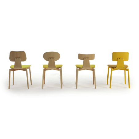 Vista trasera de la colección de sillas 40 de Sancal, con patas de fresno macizo y tapizada en tela