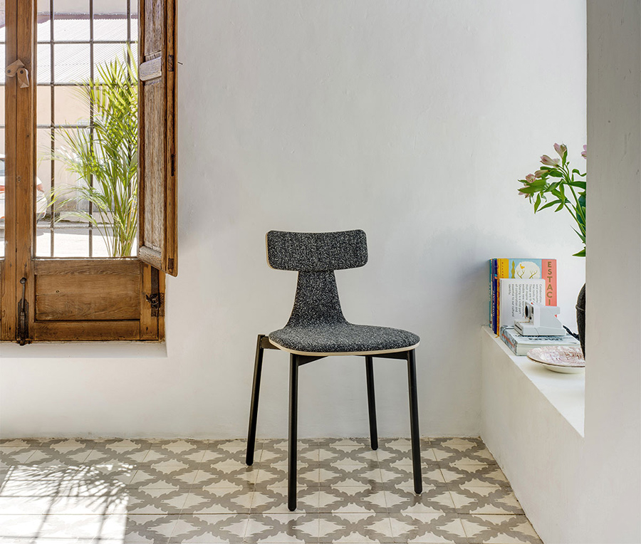 Silla 40 de Sancal con patas en negro y tapizado en negro jaspeado