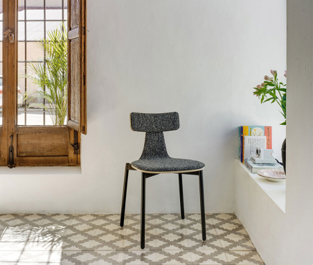 Silla 40 de Sancal con patas en negro y tapizado en negro jaspeado