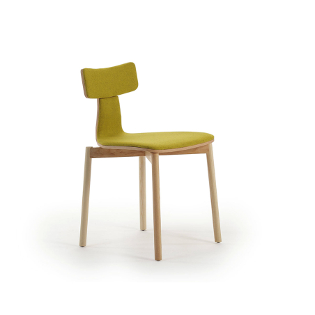 Vista lateral de la silla 40 de Sancal, con patas de fresno macizo y tapizada en tela