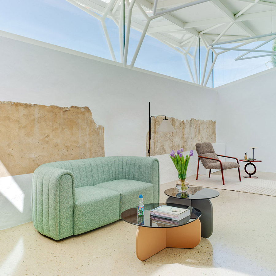 Ambiente de salón con sofá Core tapizado en tela azul clarita con mesitas de centro La Isla