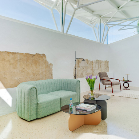 Ambiente de salón con sofá Core tapizado en tela azul clarita con mesitas de centro La Isla