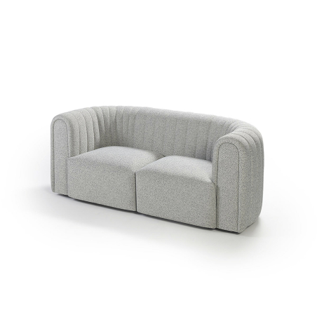 Sofá Core de la firma Sancal tapizado en tela color gris claro
