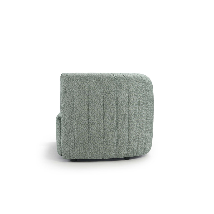 Vista lateral del sofá Core de la firma Sancal tapizado en tela color gris oscuro
