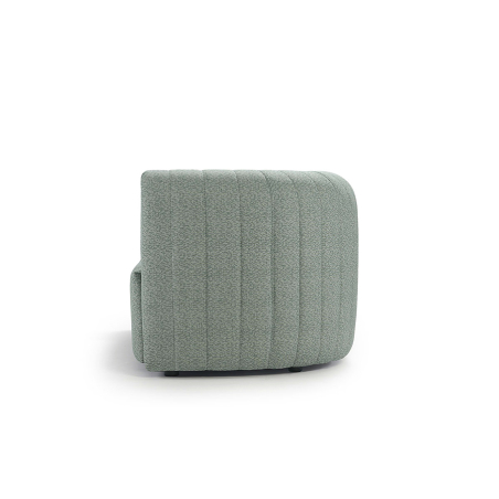 Vista lateral del sofá Core de la firma Sancal tapizado en tela color gris oscuro