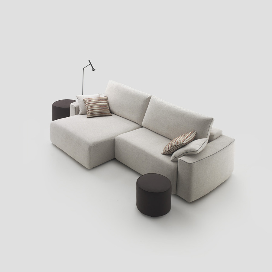 Sofá Módena con asiento deslizante abierto.