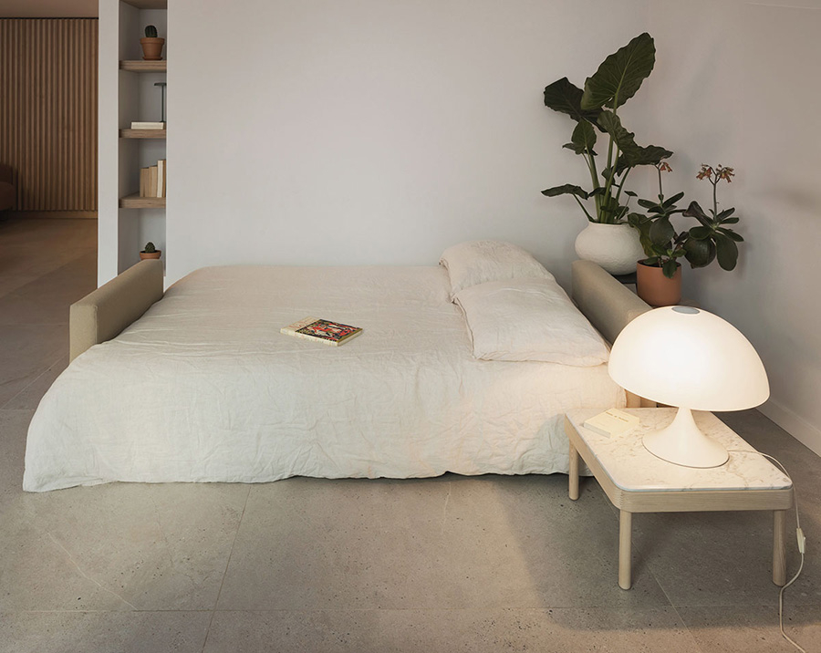 Sofá cama Nap de medida matrimonial, en ambiente convertido en cama