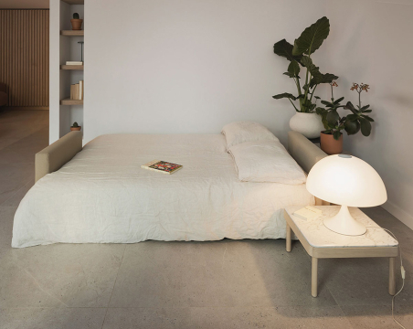 Sofá cama Nap de medida matrimonial, en ambiente convertido en cama