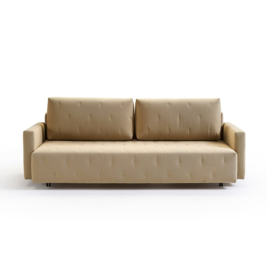 Sofá cama Nap de la firma Sancal con cojines de respaldo, tapizado en tela color beige