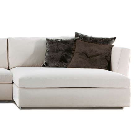 Detalle de la chaiselongue del sofá Air de Sancal en tejido color blanco