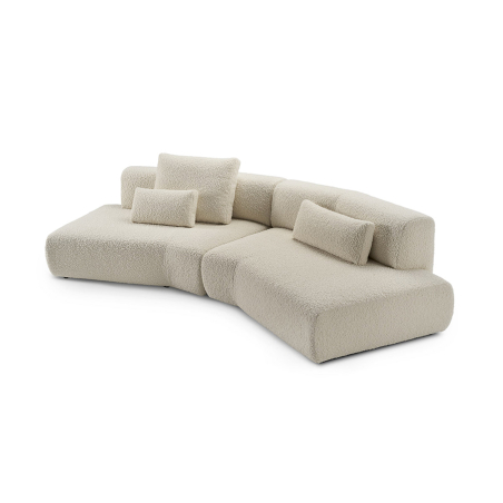 Sofá Duo de la firma Sancal, tapizado en tela color blanco roto con cojines decorativos