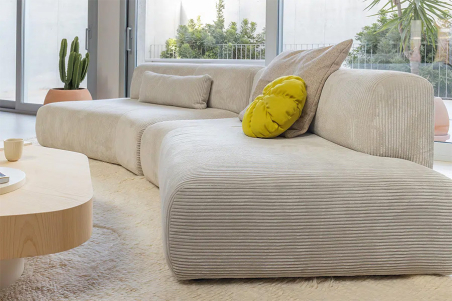 Detalle del sofá Duo de la firma Sancal, tapizado en tela color blanco roto