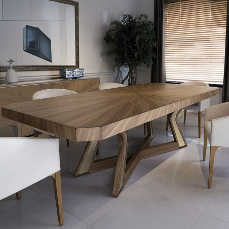 Mesa de comedor Emerald en ambiente con sillas.