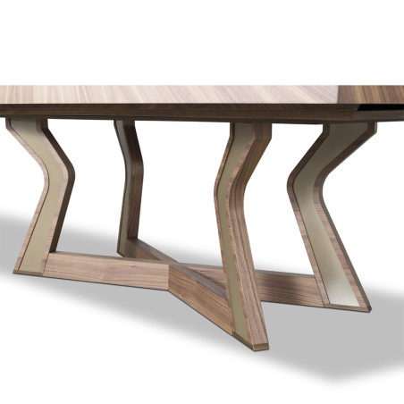 Detalle de las patas de la mesa de comedor Emerald.