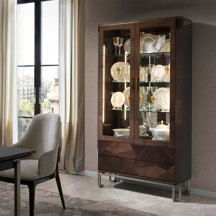 Vitrina Bond de la marca Hurtado en ambiente de salón.