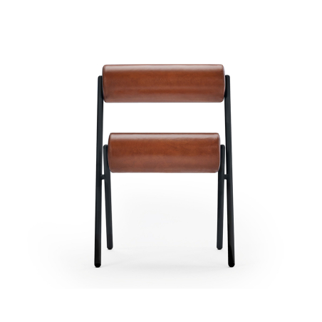Vista frontal de la silla Roll de Sancal con estructura de metal y tapizada en tela o piel