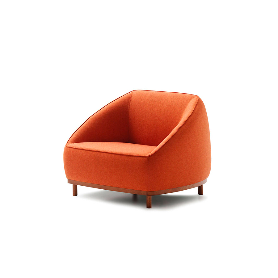 Sillón Sumo de la firma Sancal con estructura de madera y tapizado en tela