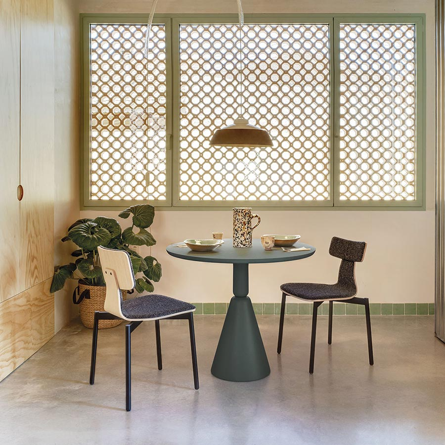 Mesa de comedor Pion en color gris oscuro con dos sillas 40