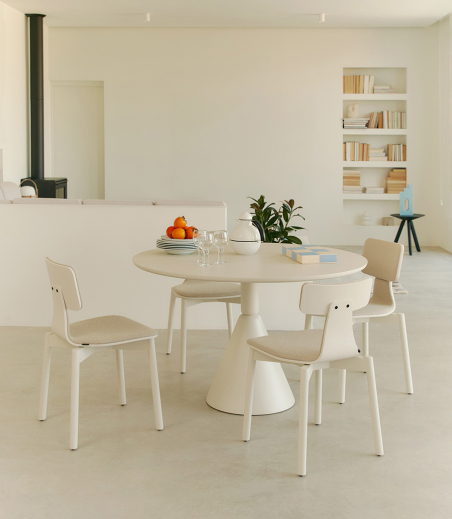 Ambiente de comedor con mesa Pion en color crema con 4 sillas 40 en la misma tonalidad