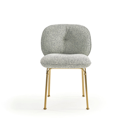 Silla Mullit de Sancal con patas metálicas doradas y tapizada en tela color gris claro