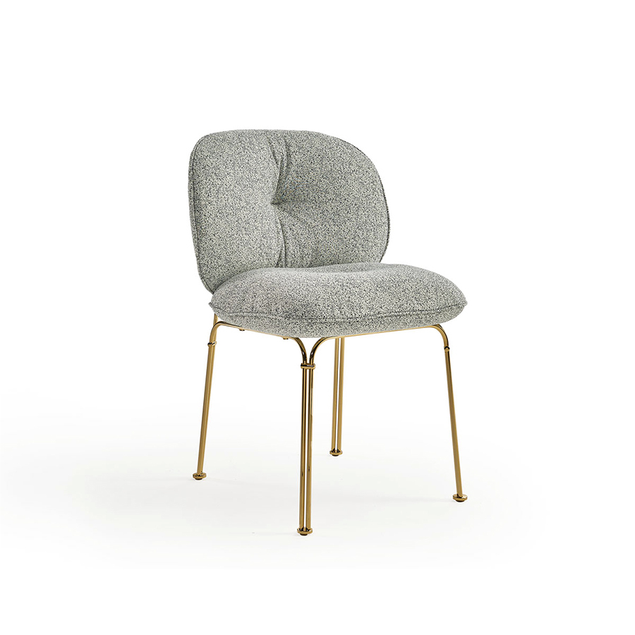 Vista lateral silla Mullit de Sancal con patas metálicas doradas y tapizada en tela color gris claro