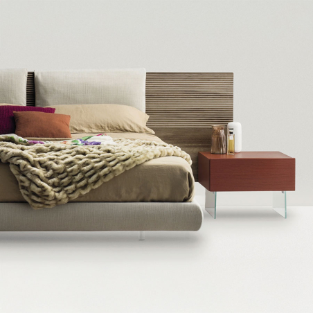 Mesita de noche Brick de Devina Nais junto a cama