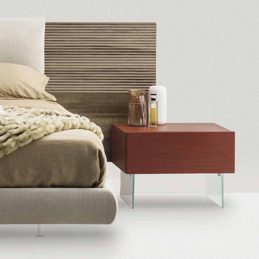 Mesita de noche Brick, en madera maciza y chapa de madera natural, de Devina Nais