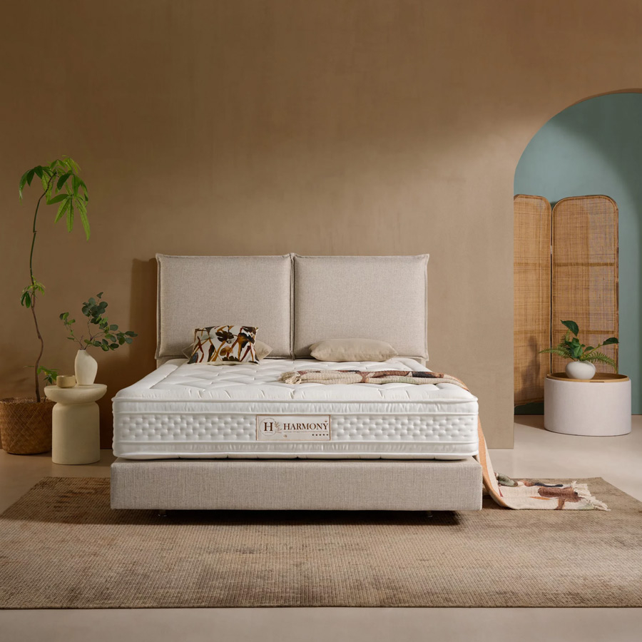 Ambiente con cama tapizada y colchón Harmony de 29cm. de grosor
