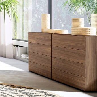 Cómoda Dara de BoCubi, fabricada en chapa de madera natural y con cuatro cajones