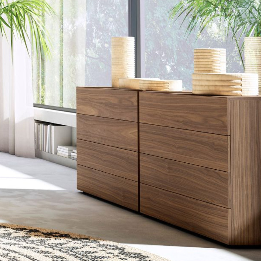 Cómoda Dara de BoCubi, fabricada en chapa de madera natural y con cuatro cajones