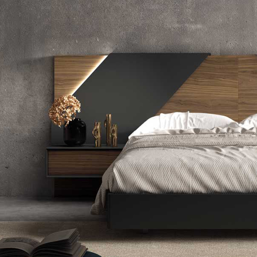 Detalle del cabezal con tira de luz LED, de la bañera volada y de la mesita de noche del Dormitorio Ítaca 03 de BoCubi