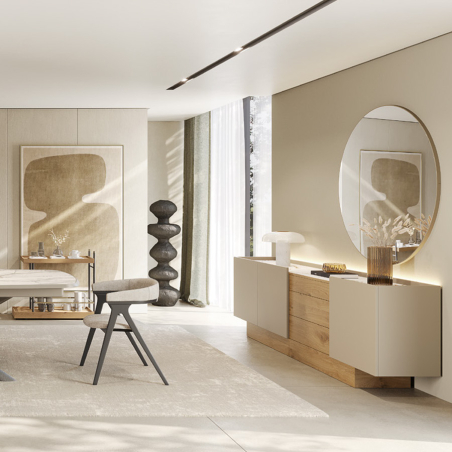 Ambiente de comedor con aparador Vollmer en roble natural y lacado beige alto brillo