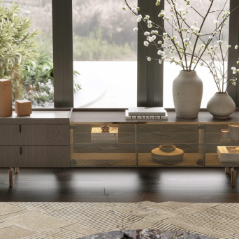 Mueble de TV Colline de la firma Evanyrouse, con dos cajones y tres puertas de cristal 2