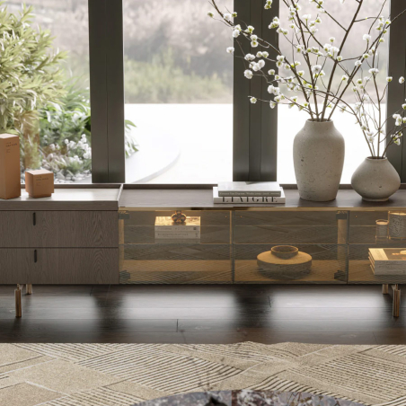 Detalle del mueble de TV Colline fabricado en chapa de madera natural con detalles en inox pulido