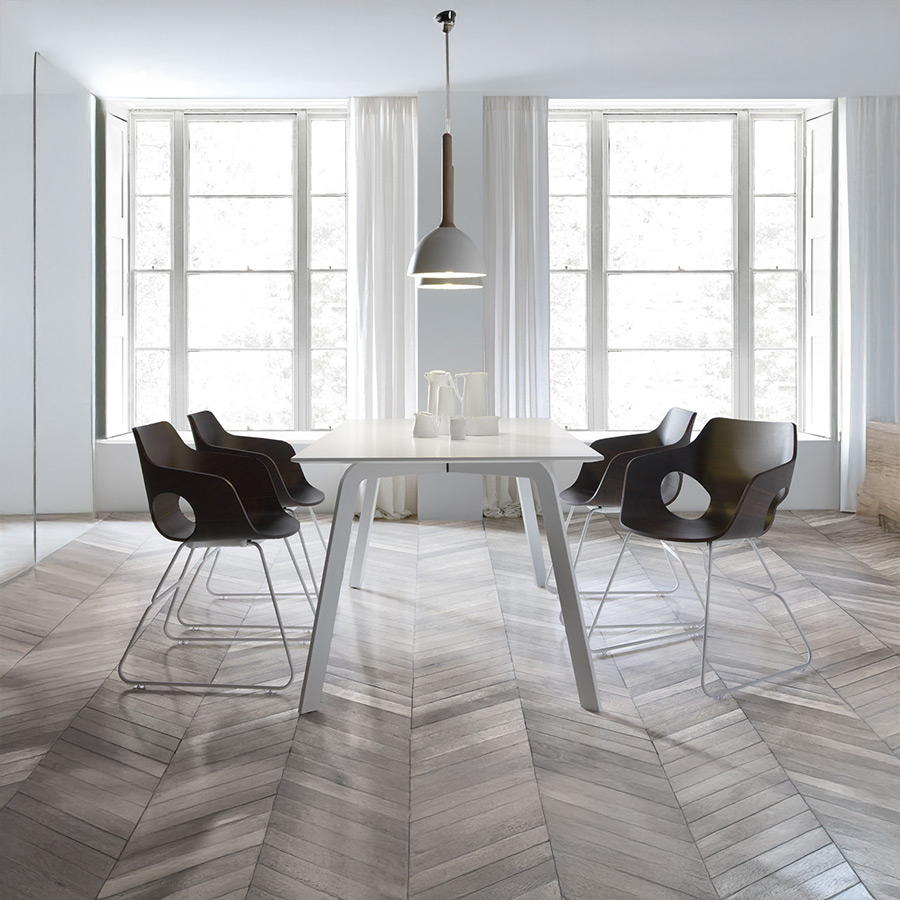 Mesa rectangular Kone de la firma nacional Loyra en acabado blanco.