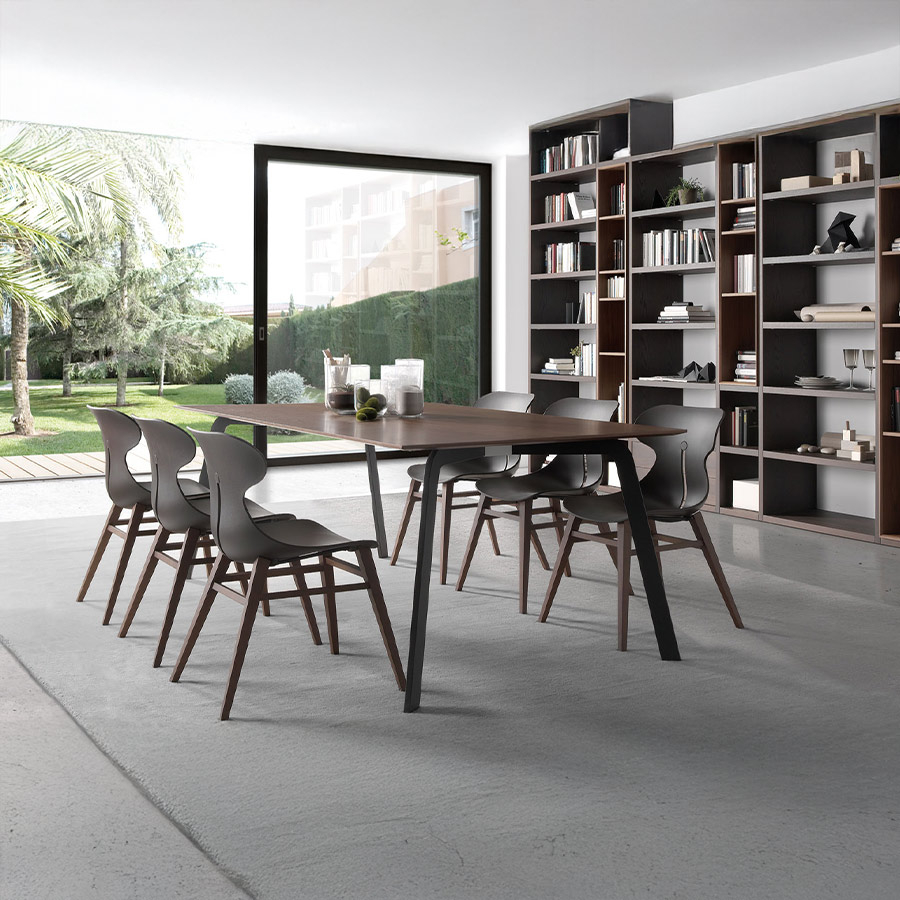 Mesa rectangular Kone de la marca Loyra en acabado roble, en ambiente de comedor.