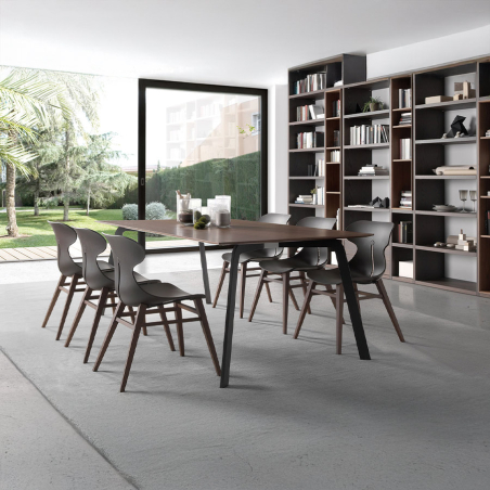 Mesa rectangular Kone de la marca Loyra en acabado roble, en ambiente de comedor.