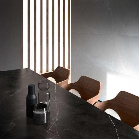 Mesa comedor Kone con tapa porcelánica de la marca nacional Loyra.