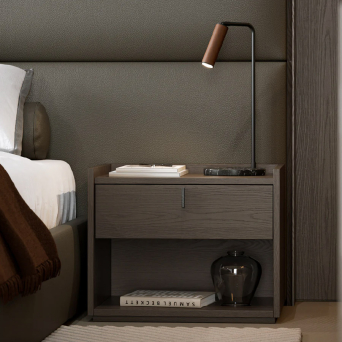 Mesita de noche Colline de la firma Evanyrouse, fabricada en chapa de madera natural
