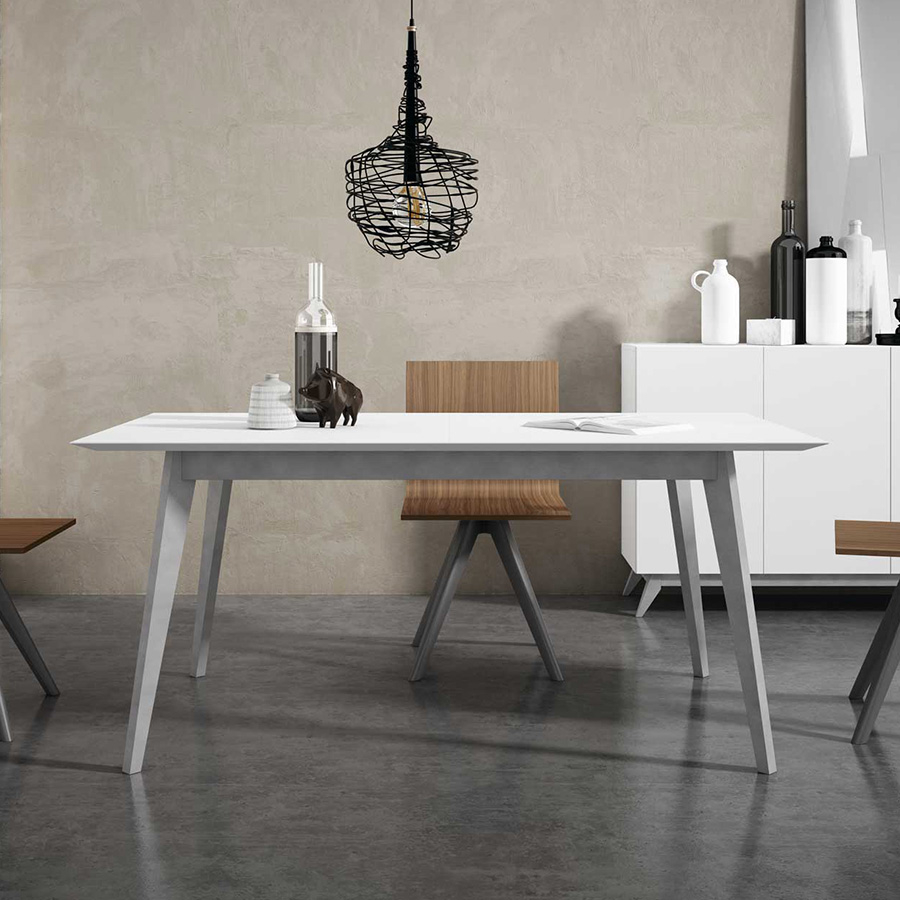Mesa de comedor extensible Dafne, de BoCubi, con estructura de madera lacada y tapa DM.
