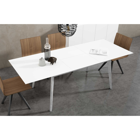 Detalle de la pata de madera y la tapa en DM lacado de la Mesa de comedor  extensible Dafne de BoCubi