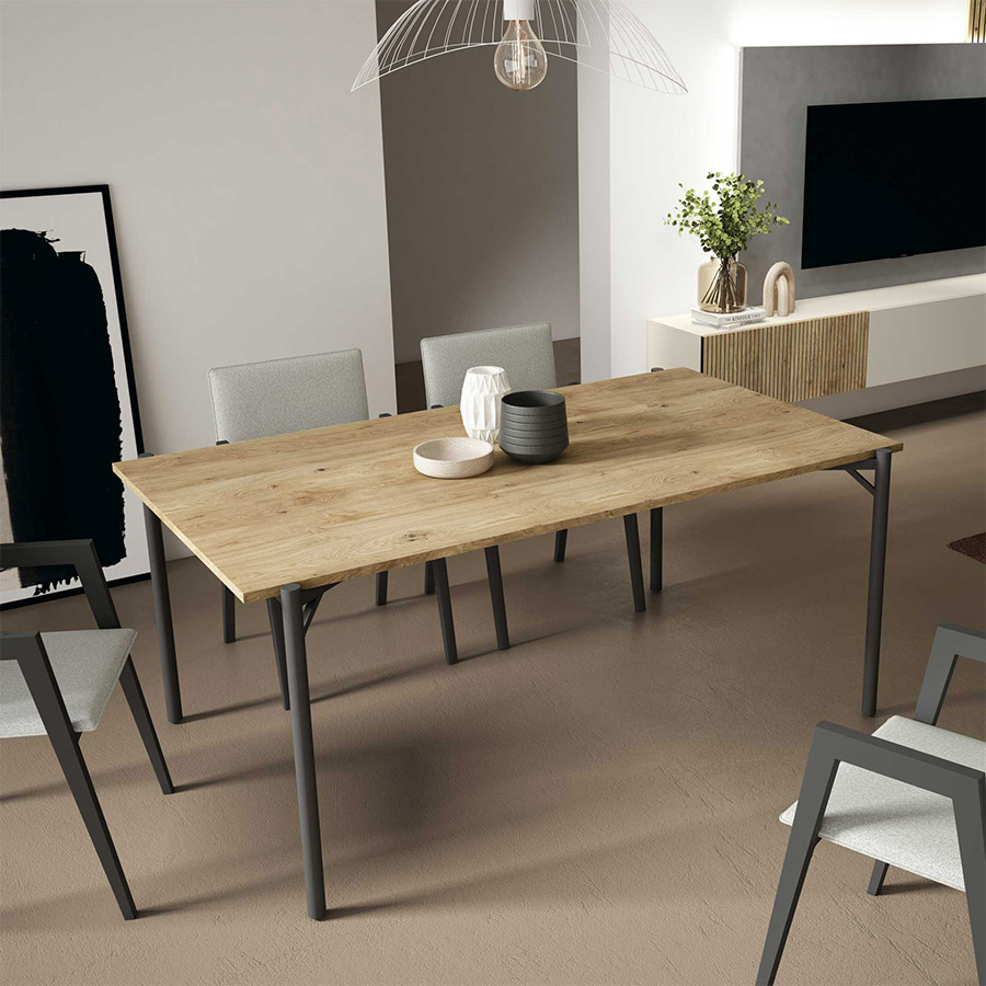Mesa Gala de BoCubi, con tapa en chapa de madera natural y patas metálicas.