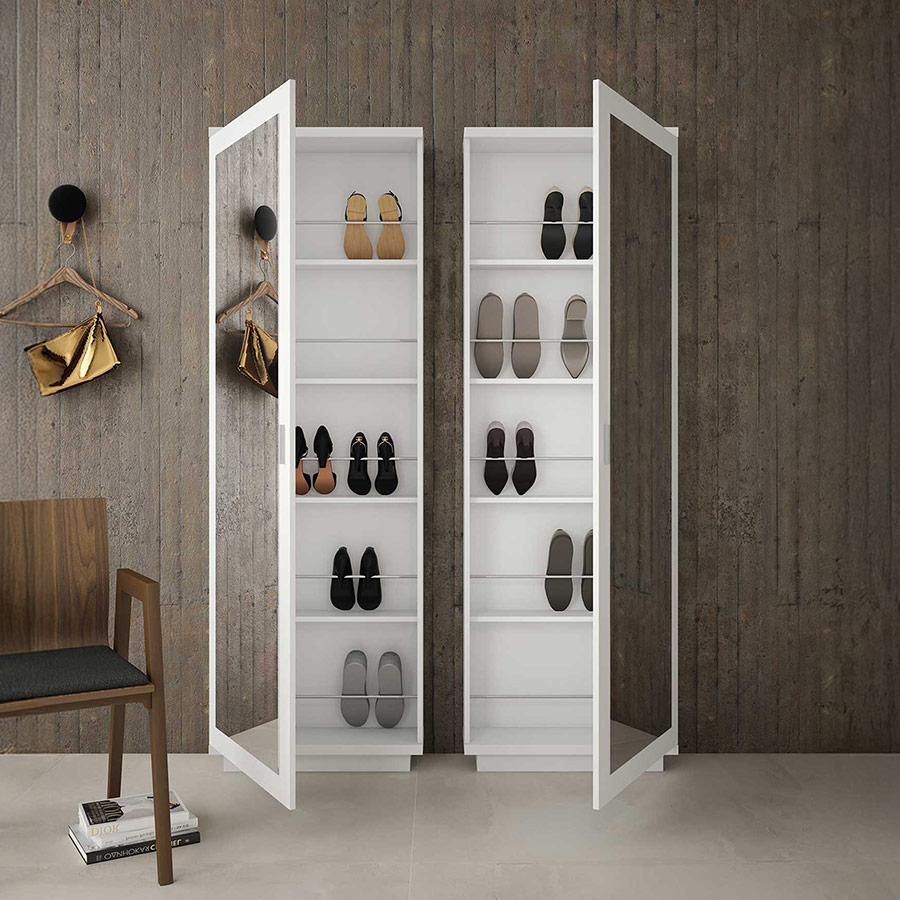 Zapatero con puertas batientes abiertas de cristal