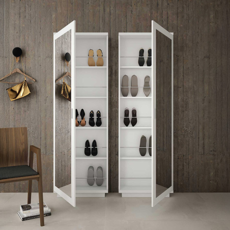 Zapatero con puertas batientes abiertas de cristal