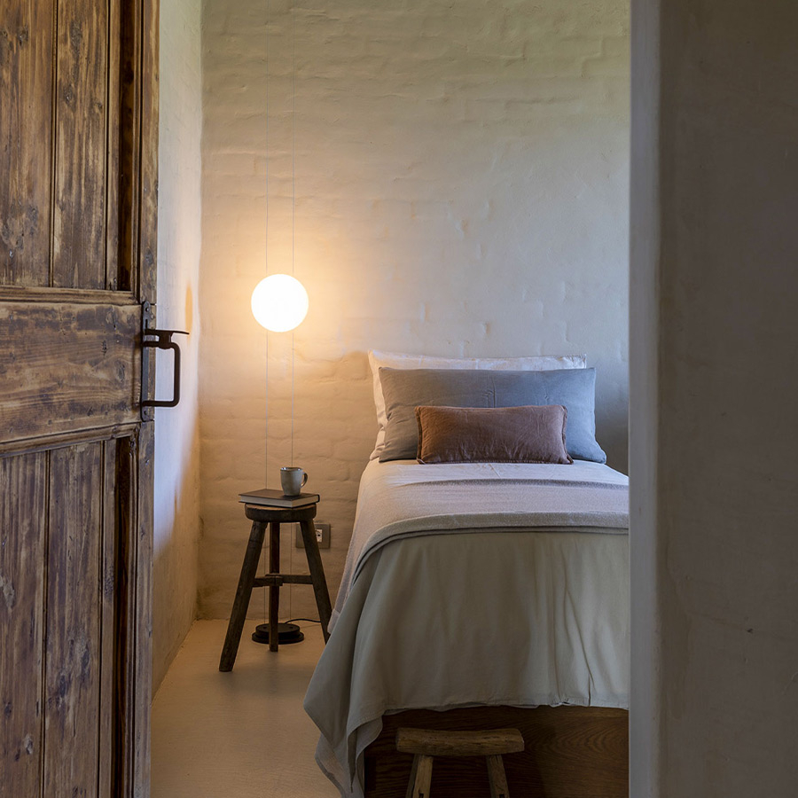 Lámpara orbit en ambiente dormitorio, con una sola pantalla.