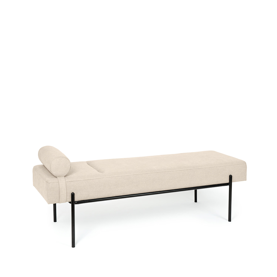 Banqueta Edimburgo de Somcasa, tapizada nilo beige y con patas metálicas