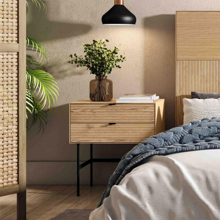 Vista en ambiente de dormitorio de la Mesita alta Tulsa de Somcasa