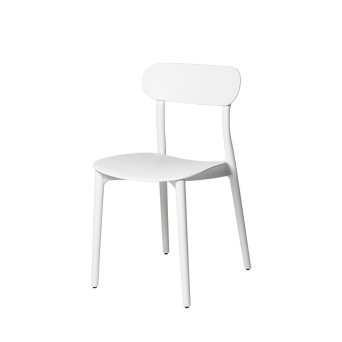 Silla Greta de Somcasa en blanco y posición escorzada.