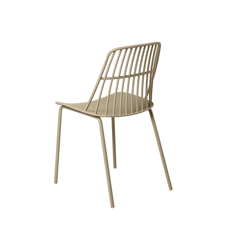 Silla Nerina de Somcasa en acabado beige y vista escorzada trasera.